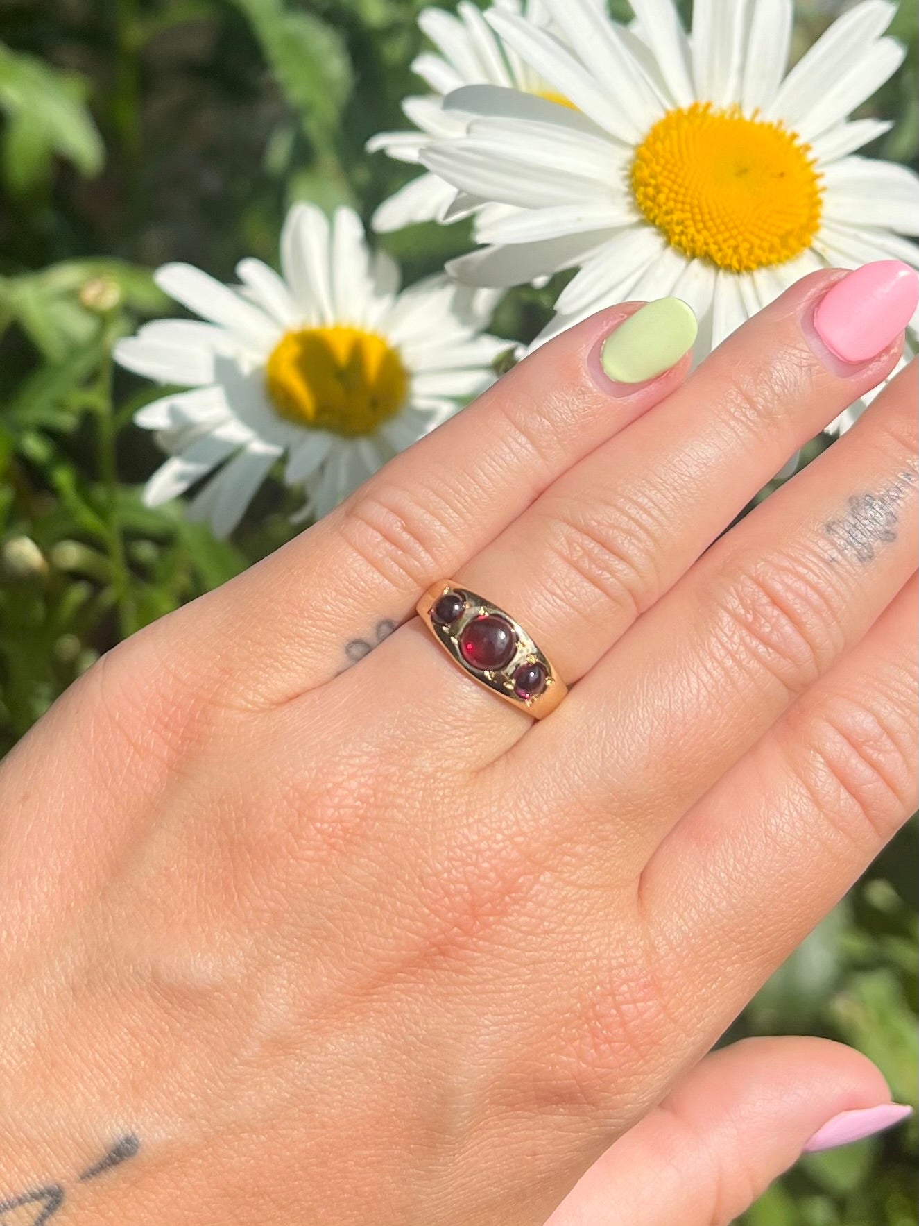 Victorian 18ct gold & garnet gypsy ring